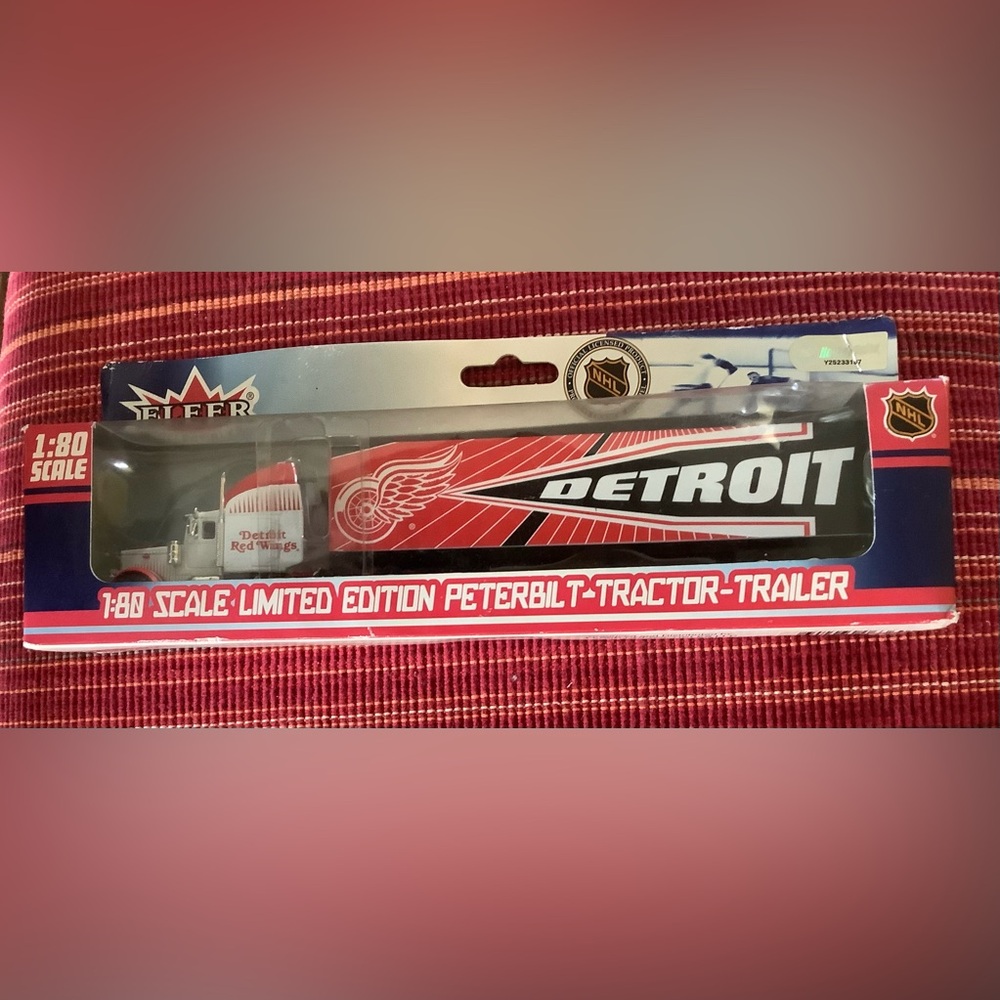 Detroit Red Wings Limited Edition Peterbilt Tractor Trailer 1:80 Scale Diecast